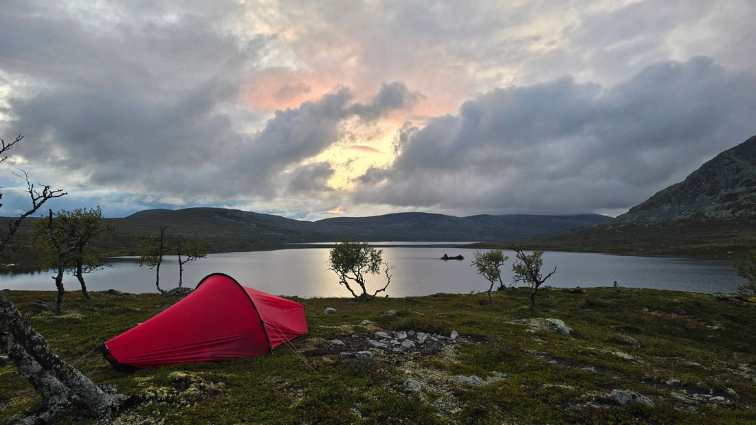 Bild på tält vid fjällsjö