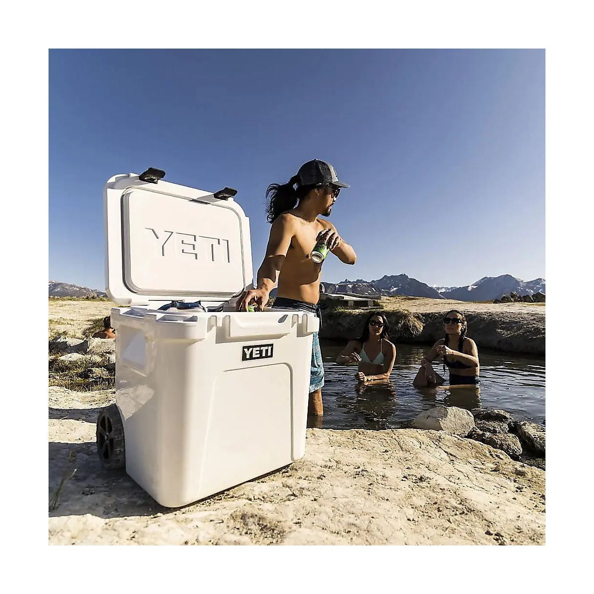 Roadie 48 Weeled Coolbox, White