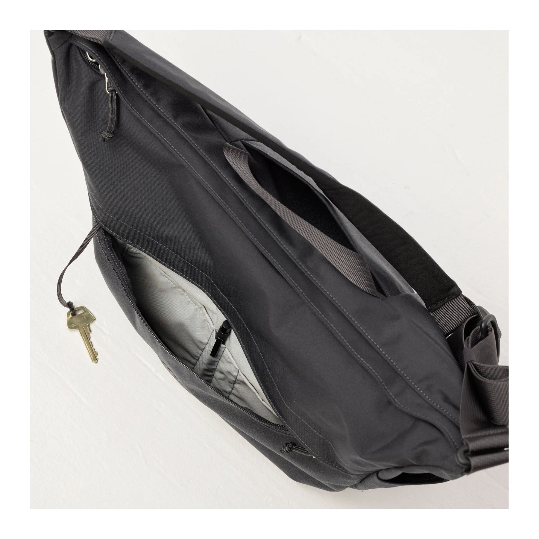 Färden Crossbody, Coal black